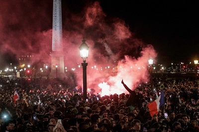 آلاف المشجعين يستقبلون المنتخب الفرنسي وسط باريس