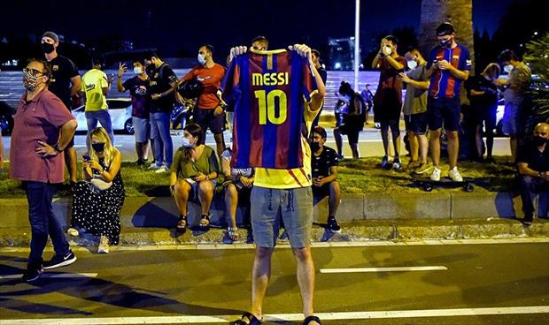 جماهير برشلونة تحتشد أمام «كامب نو» لعدم رحيل ميسي
