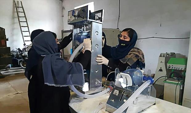 أفغانيات يطورن جهاز تنفس صناعي باستخدام قطع سيارات