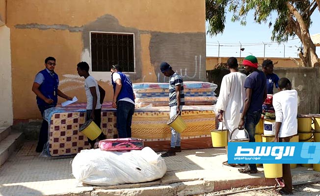 المنظمة الدولية للهجرة تقدم مساعدات للمهاجرين بمركز إيواء طبرق