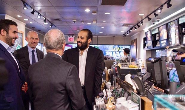 بالصور: محمد بن سلمان يتحرر من الرسميات بأحد مقاهي نيويورك مع مؤسس «بلومبيرغ»