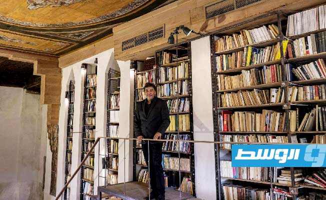 أستاذ الهندسة المعمارية ومالك بيت يكن التراثي في القاهرة القديمة علاء الحبشي في 8 ديسمبر 2022 (أ ف ب)