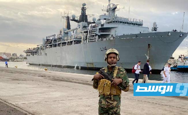سفينة حربية بريطانية ترسو في قاعدة طرابلس البحرية لأول مرة منذ 8 سنوات