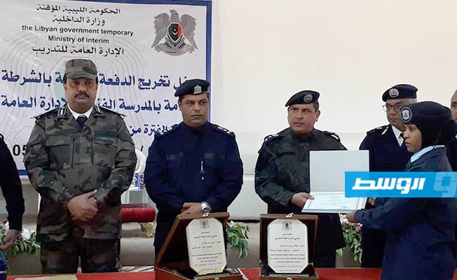 جانب من مراسم حفل تخرج الدفعة الأولى للعنصر النسائي بمعهد تدريب الشرطة بنغازي. (الإنترنت )
