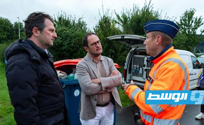 ضيوف الوزير «تبولوا» على سيارة الشرطة في بلجيكا
