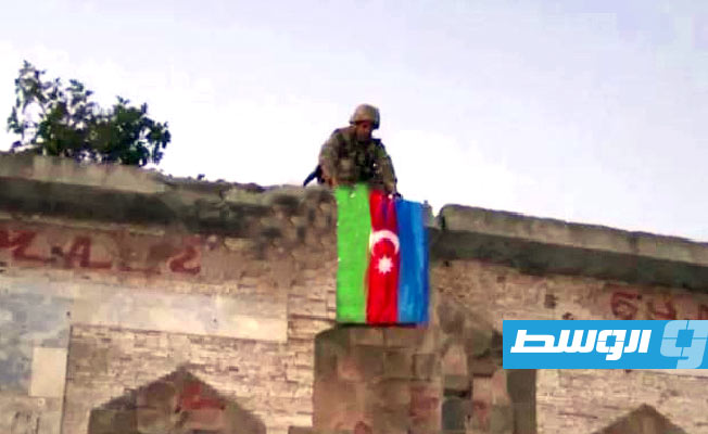 الرئيس الأذربيجاني يرفع علم بلاده في عاصمة ناغورني قره باغ