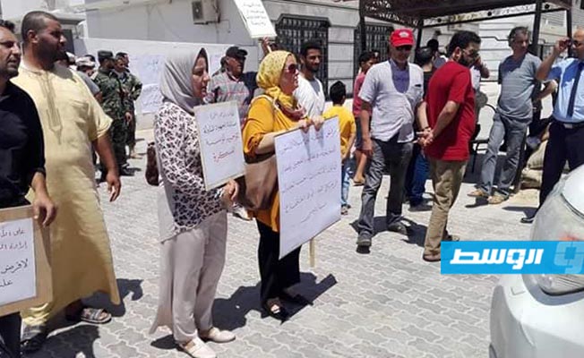 متظاهرون أمام مقر مجلس النواب في مدينة طبرق. (بوابة الوسط)