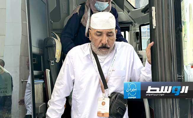أحد الحجاج الليبيين خلال انتقاله من منى إلى مكة المكرمة، الأربعاء 19 يونيو 2024 (هيئة شون الحج الليبية)