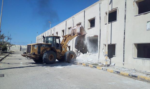 جرافات تقوم بإزالة بعض المباني في كلية البنات العسكرية.(بلدية طرابلس)