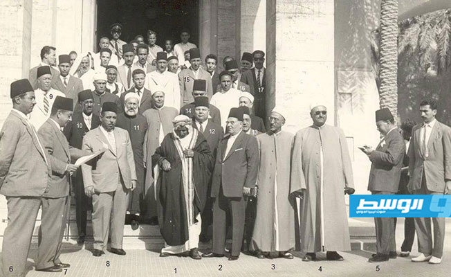 أما مبني ولاية طرابلس يلقى كلمة في حفل تنصيب شيخ الحجيج في خمسينيات القرن الماضي