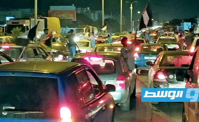 سيارات على طريق رئيسي في الزاوية قيل إنها للمتظاهرين المتوجهون إلى طرابلس، الثلاثاء 29 أغسطس 2023. (فيسبوك)