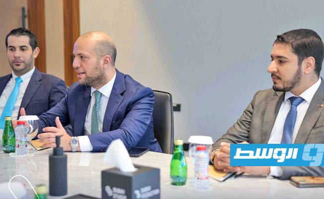 وليد اللافي والوفد المرافق له خلال لقائهم مع مدير مدينة دبي الإعلامية في الإمارات، الخميس 17 نوفمبر 2022. (حكومتنا)