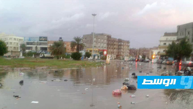 أمطار غزيرة في بنغازي تعرقل حركة السير بالمدينة