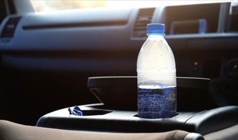 احذر ترك زجاجة الماء داخل سيارتك