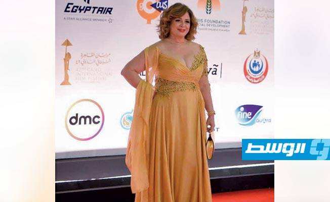 إلهام شاهين تتأنَّق في مهرجان القاهرة بفستان للمصمم الليبي أمجد خليل