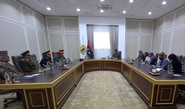 كوبيش وحفتر ووفد القيادة العامة في اجتماع اللجنة العسكرية (5+5) خلال اجتماع في بنغازي، 19 فبراير 2021. (البعثة الأممية)