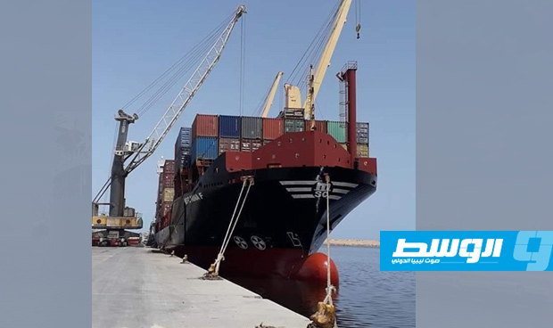 ميناء بنغازي البحري يستقبل حاويات أغذية ومواد بناء وسيارات
