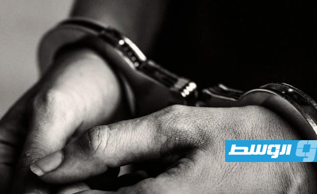 ضبط وافد ومواطن متهمين بواقعة سرقة وتهديد بالقتل في قصر بن غشير