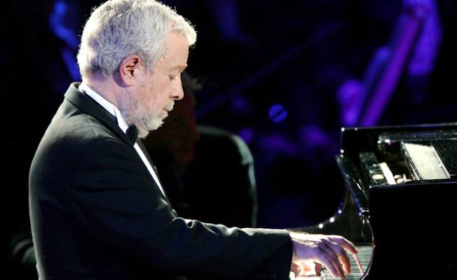 وفاة عازف البيانو البرازيلي نيلسون فريري