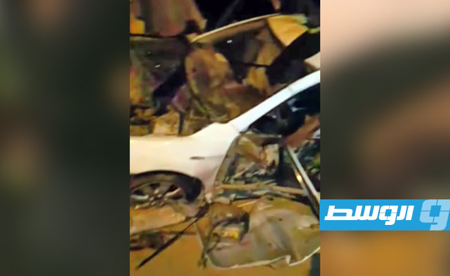 آثار انقلاب سيارة قرب الإشارة الضوئية بطريق المطار في طرابلس. (مديرية أمن طرابلس)