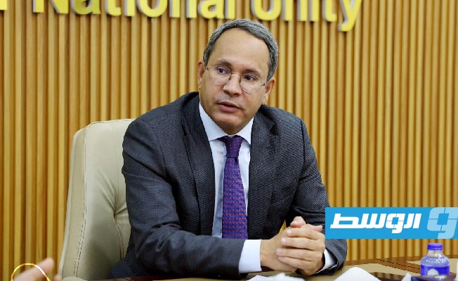بعد رسالة متداولة عن استقالته.. عادل جمعة يشارك في اجتماع لجنة حكومية