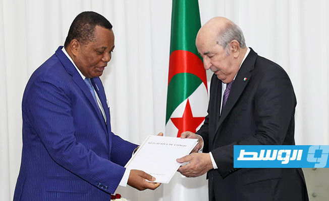 وزير الخارجية الكونغولي يسلم الرئيس عبدالمجيد تبون دعوة رسمية للمشاركة في قمة برازافيل حول ليبيا، الأربعاء 17 يناير 2024. (الرئاسة الجزائرية)