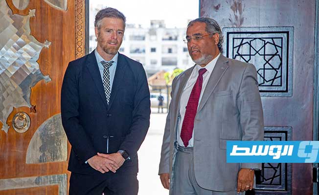 زيارة القائم بالأعمال الأميركي ليزلي أوردمان لضريح عمر المختار في بنغازي، الثلاثاء 17 يناير 2023. (السفارة الأميركية)