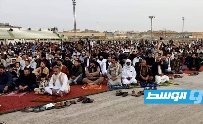 مواطنون يؤدون صلاة العيد في مدينة القبة، 2 مايو 2022، (بلدية القبة)