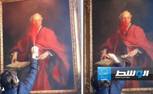 ناشطة تمزق لوحة «بلفور» رفضا للعدوان الإسرائيلي على غزة (فيديو)