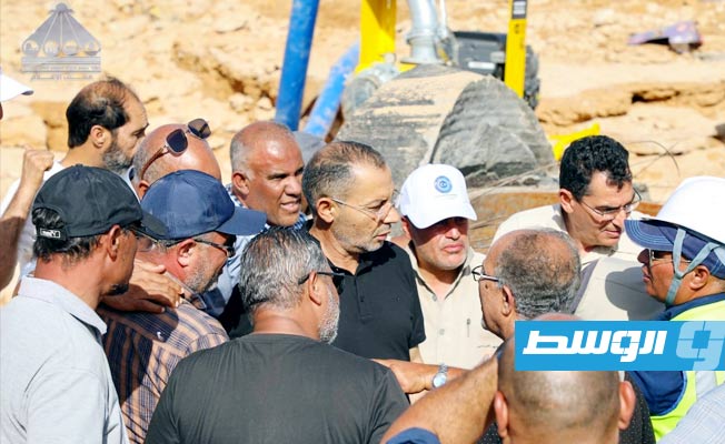 الديب خلال زيارة موقع إصلاح العطل بمحطة 41 الذي تسبب في توقف الإمداد المائي بالخط الناقل للمياه من مدينة أجدابيا إلى بنغازي، 22 يوليو 2023. (النهر الصناعي)