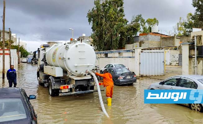 من عمليات شفط مياه بحي الفرناج في العاصمة طرابلس، 17 ديسمبر 2023. (شركة الخدمات العامة في طرابلس)