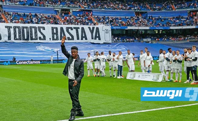 فينيسيوس جونيور يحي الجماهير الحاضرة في ملعب اللقاء بين ريال مدريد ورايو فايكانو بالدوري الإسباني، 24 مايو 2023. (الإنترنت)