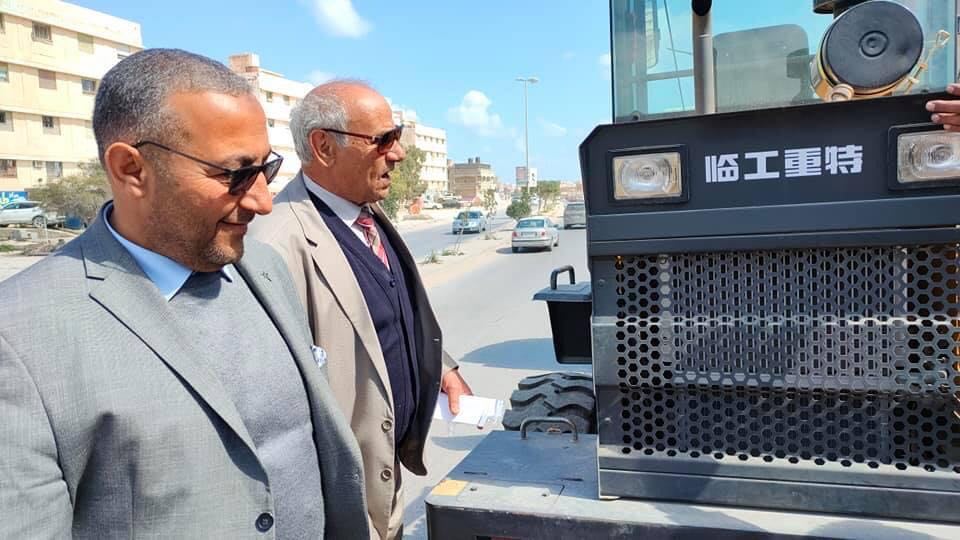 رئيس بلدية طبرق يتسلم 2 «كاشيك» وشاحنتين «قلاب», 5 مارس 2021. (الإنترنت)