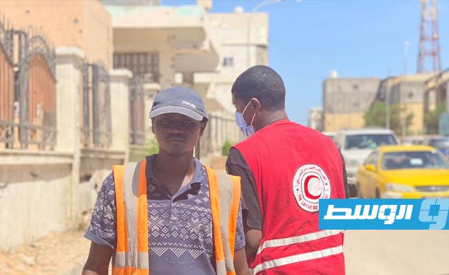 مشاركة متطوعو الهلال الأحمر بتنظيف مناطق الاشتباكات في طرابلس، الأحد 28 أغسطس 2022. (جمعية الهلال الأحمر فرع طرابلس)