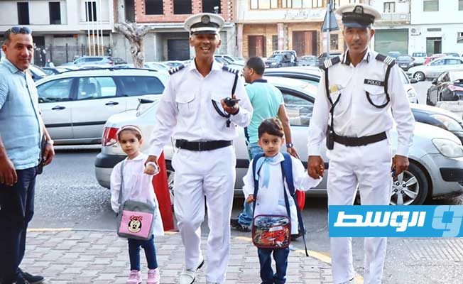 رجال المرور يساعدون تلاميذ المدارس في مرور الشوارع بالعاصمة طرابلس، 16 أكتوبر 2022. (مديرية أمن طرابلس)