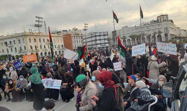 متظاهرون بميدان الشهداء في طرابلس يطالبون بإسقاط البرلمان