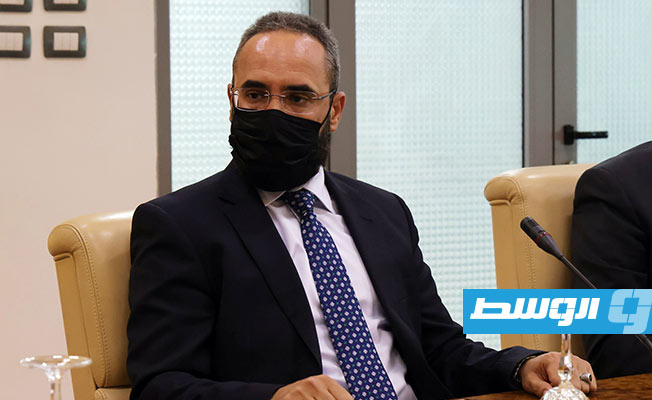 مدير المصرف الليبي الخارجي خالد القنصل خلال اجتماعه مع صنع الله. (المؤسسة الوطنية للنفط)