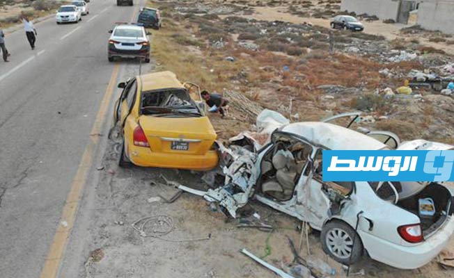 السيارتان المتصادمتان في موقع الحادث على الطريق الساحلي زوارة - رأس اجدير. (مديرية أمن زوارة)