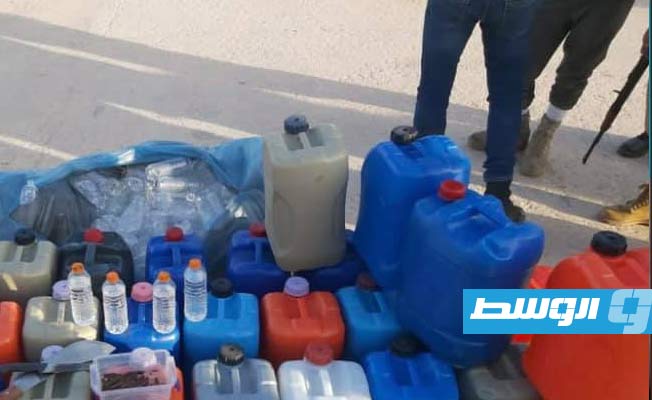 المضبوطات التي عثر عليها أثناء مداهمة مصنع للخمور المحلية في بنغازي. (وزارة الداخلية)