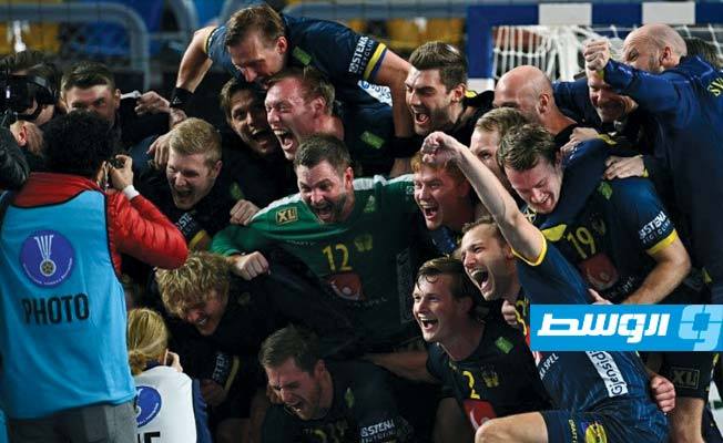 لاعبو السويد يحتفلون بالتأهل إلى نهائي بطولة العالم لكرة اليد (فرانس برس)