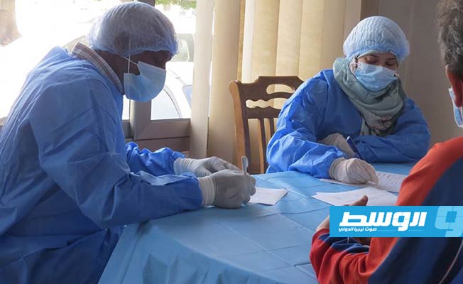 عناصر طبية تجري فحوصًا للكشف عن «كورونا» للمحجورين القادمين من مصر إلى البيضاء، 13 مايو 2020. (إدارة الخدمات الصحية البيضاء)