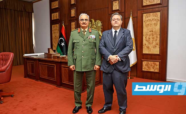 حفتر يستقبل السفير الإسباني لدى ليبيا بمقر القيادة العامة في الرجمة