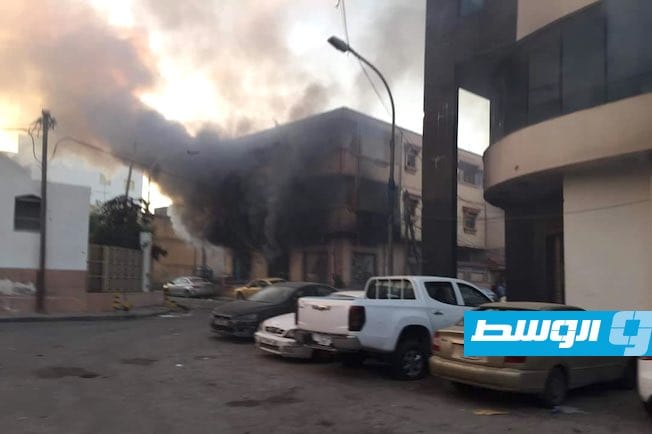 اشتعال النيران في منازل لمواطنين في العاصمة طرابلس جراء الاشتباكات صباح السبت، 27 أغسطس 2022. (الإنترنت)