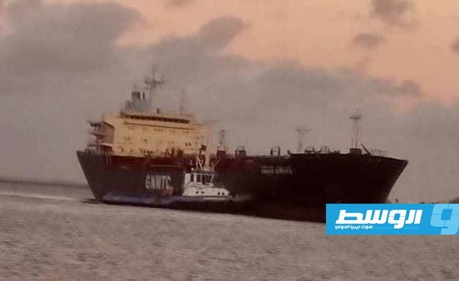 ناقلة الوقود في حوض ميناء طرابلس. الاثنين 14 ديسمبر 2020. (شركة البريقة لتسويق النفط)