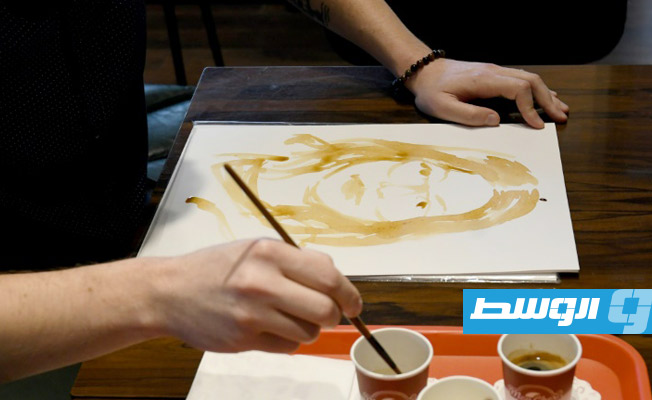 الرسم بالقهوة.. فنان ألباني يبدع بورتريهات فريدة