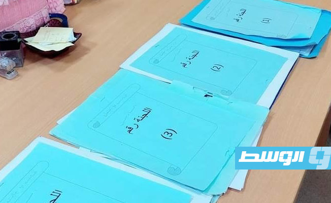 أوراق الامتحانات النهائية لشهادة إتمام مرحلة التعليم الأساسي في مادة الكتابة في أحد المدارس الليبية، 25 يوليو 2022. (فيسبوك)
