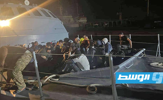 «البحرية الليبية»: إنقاذ 33 مهاجرا غير شرعي بالبحر المتوسط على متن قارب مطاطي