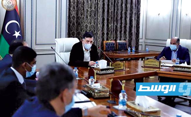حكومة الوفاق تختبر آليات القرارات «التقشفية»: رفع دعم المحروقات وخفض مرتبات موظفي الدولة