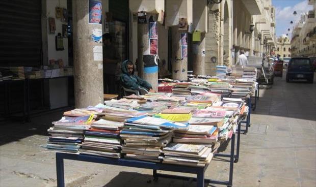 رجل يفترش الشارع لبيع الكتب المستعملة فى مدينة بنغازي