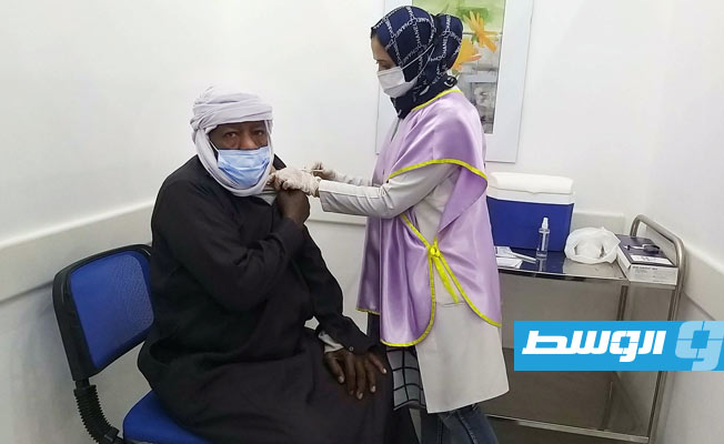 مواطن يتلقى اللقاح بمركز التطعيم العام في مدينة سبها، الأحد 23 يناير 2022. (تصوير: رمضان كرنفودة)